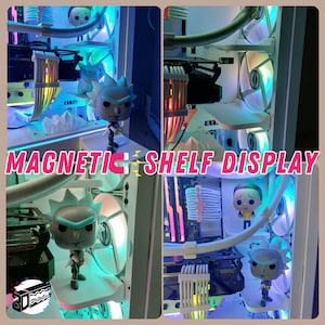 Op de afbeelding: Een witte computerbehuizing met een transparant zijpaneel, waarin een aangepaste pc met RGB-verlichting te zien is. De behuizing heeft een magnetische plankenweergave met Funko Pop-figuren van Rick Sanchez en Morty Smith. De tekst "MAGNETIC SHELF DISPLAY" is zichtbaar op de behuizing.