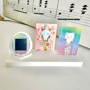 Etui na karty Tamasma i inteligentny stojak Tamagotchi