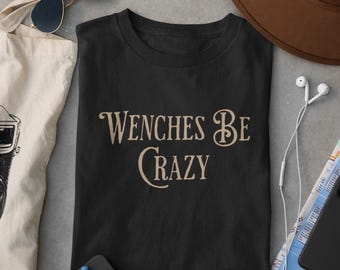 Maglietta Funny Wenches Be Crazy RenFaire, maglietta unisex, maglietta umoristica per festival medievali, maglietta da rievocatore storico, abbigliamento per feste in maschera