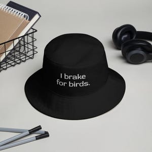 Bob brodé I Brake for Birds - Joli cadeau pour les amoureux des oiseaux, accessoire nature amusant, style extérieur, chapeau unique pour l'observation des oiseaux