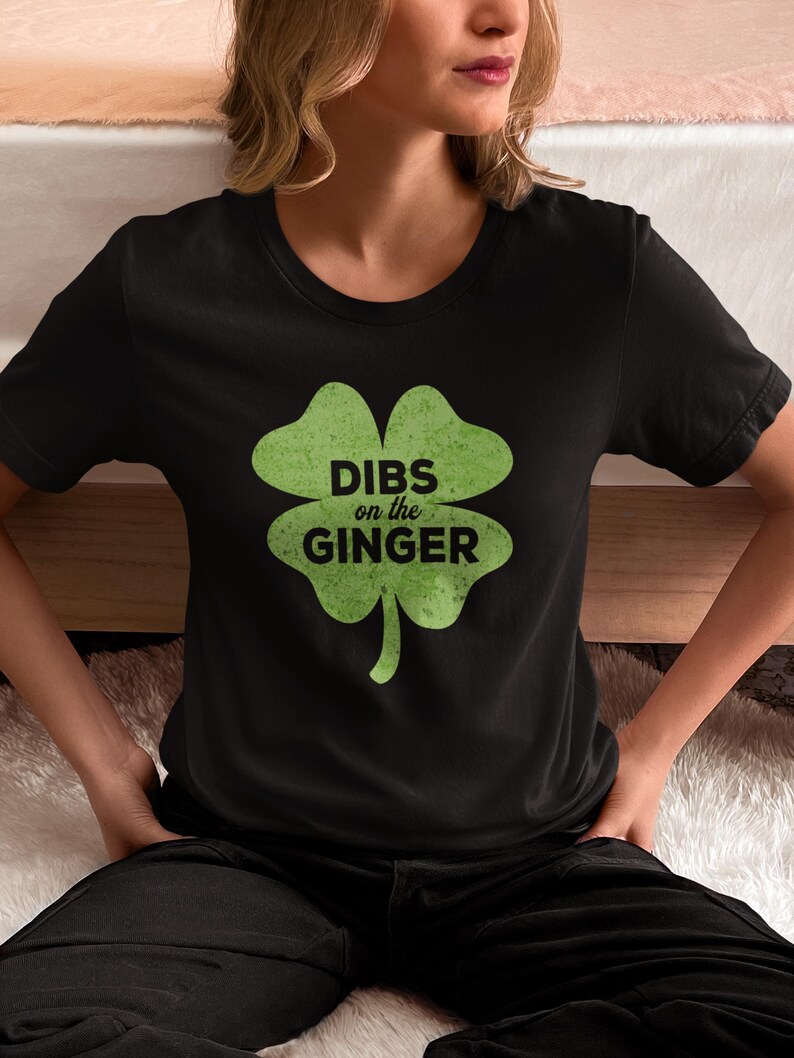 Może przedstawiać: Czarny T-shirt z zielonym nadrukiem koniczyny czteroliściennej i tekstem "DIBS on the GINGER".
