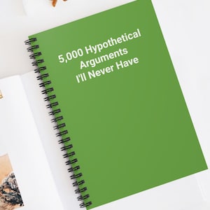 Puede incluir: Una libreta de espiral verde con el texto "5.000 Argumentos Hipotéticos que Nunca Tendré" en blanco.