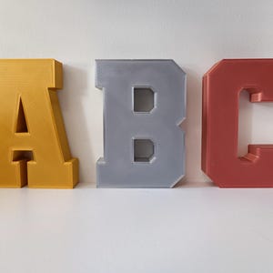 Letra o Número 3D Estilo Universitario – Decoración Personalizada | Altura 10 a 29 cm | Impresión 3D | +40 Colores | Regalo original