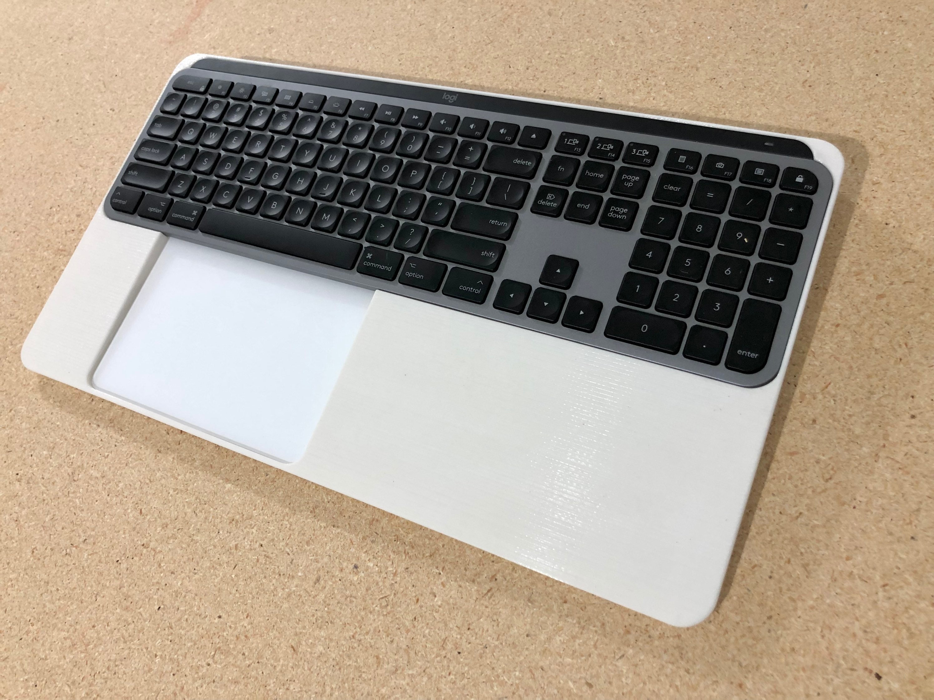 Logitech MX Keys および Apple Magic Trackpad 用マジック
