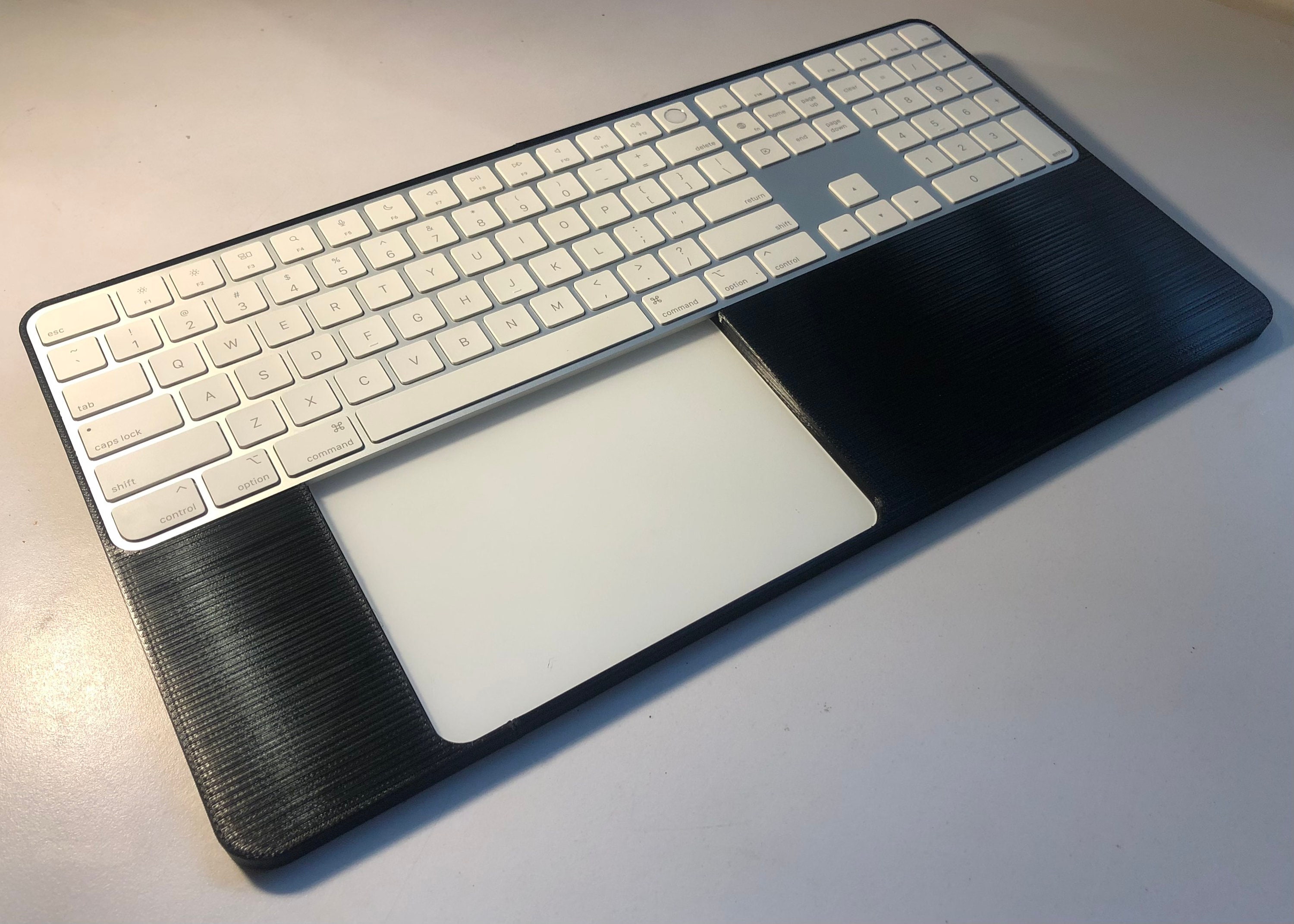 キーボードとトラックパッド(Apple Magic Trackpad)を一体化 キーボードとトラックパッド(Apple Magic Trackpad)を一体化