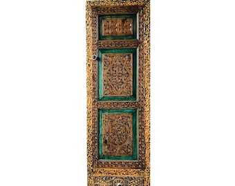 Handgeschnitzter Hochschrank, Handgefertigt Hochschrank, Handmade Tall Cabinet. Handcarved Tall Cabinet, Vintage Tall Cabinet, Sideboard