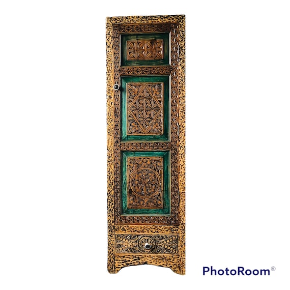 Handgeschnitzter Hochschrank, Handgefertigt Hochschrank, Handmade Tall Cabinet. Handcarved Tall Cabinet, Vintage Tall Cabinet, Sideboard