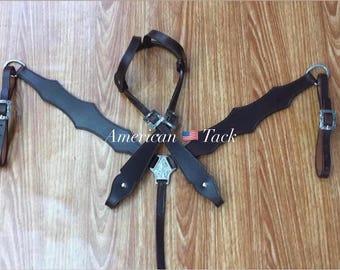 Puede incluir: Collar de pecho de cuero marrón para caballo con herrajes plateados. El collar de pecho tiene un diseño decorativo y está hecho de cuero de alta calidad.