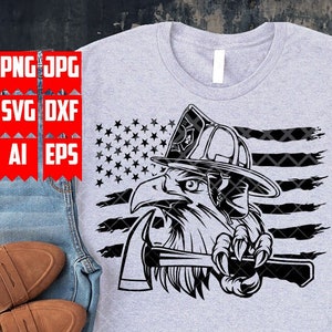 Puede incluir: Un diseño gráfico en blanco y negro de un águila con un casco de bombero y sosteniendo un hacha. El águila está frente a una bandera estadounidense angustiada.