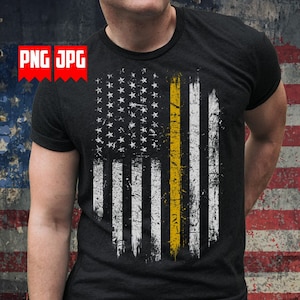 Può includere: Una maglietta nera con un designo di bandiera americana usurato con una sottile linea gialla al centro. La bandiera è bianca e blu con strisce rosse.