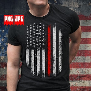 Può includere: Una maglietta nera con un design di bandiera americana usurato con una singola striscia rossa al centro.