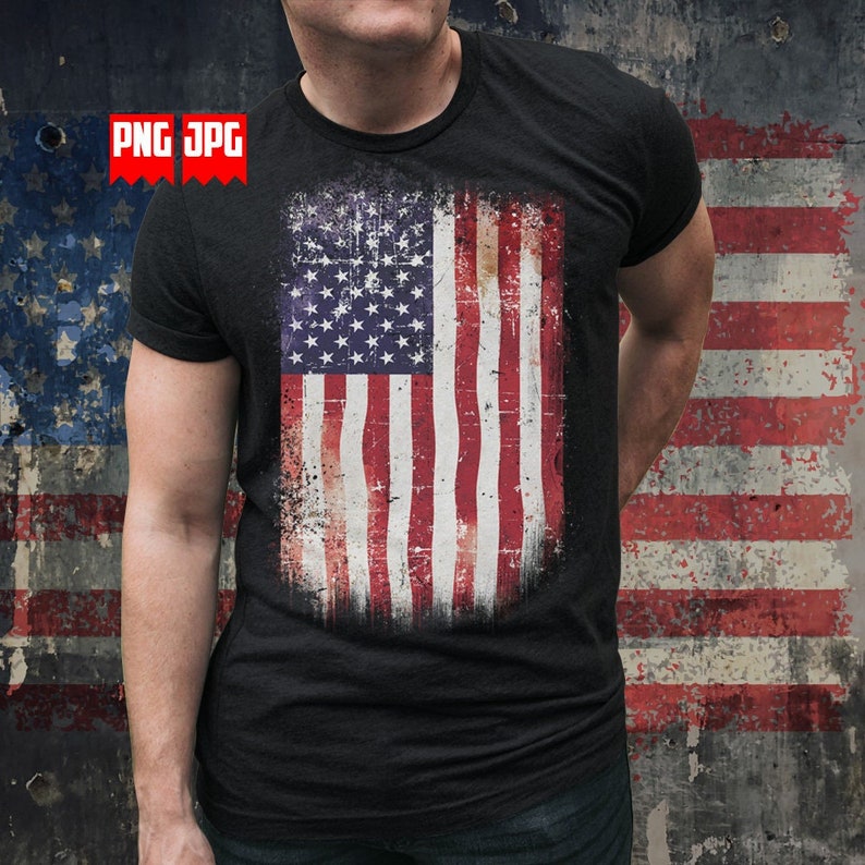 Puede incluir: Una camiseta negra con un dise&ntilde;o de bandera estadounidense desgastado. La bandera es roja, blanca y azul con un aspecto descolorido y vintage.