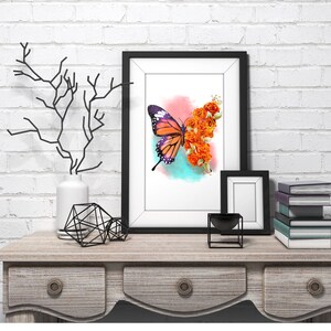 Puede incluir: Una impresi&oacute;n enmarcada de una pintura de acuarela con una mariposa con alas naranja y negras que emerge de un grupo de rosas naranjas. El fondo es una suave acuarela azul y rosa.