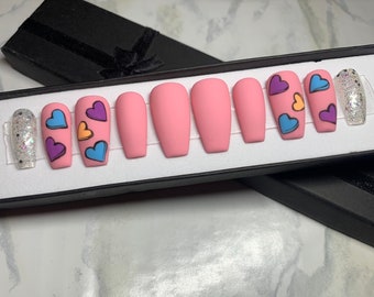 Candy Hearts presiona las uñas