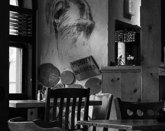 Intérieur de restaurant en noir et blanc, Impression numérique d'art, oeuvre d'art pour votre maison, oeuvre d'art, artiste canadien, restaurant Halifax