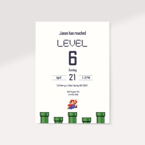 K&ouml;nnte beinhalten: Wei&szlig;e Einladungskarte mit pixeligem Design. Der Text lautet "Jason hat LEVEL 6 erreicht" mit Veranstaltungsdetails. Eine pixelige Figur springt &uuml;ber gr&uuml;ne Rohre am unteren Rand. Die Karte ist f&uuml;r eine Party zum 6. Level.