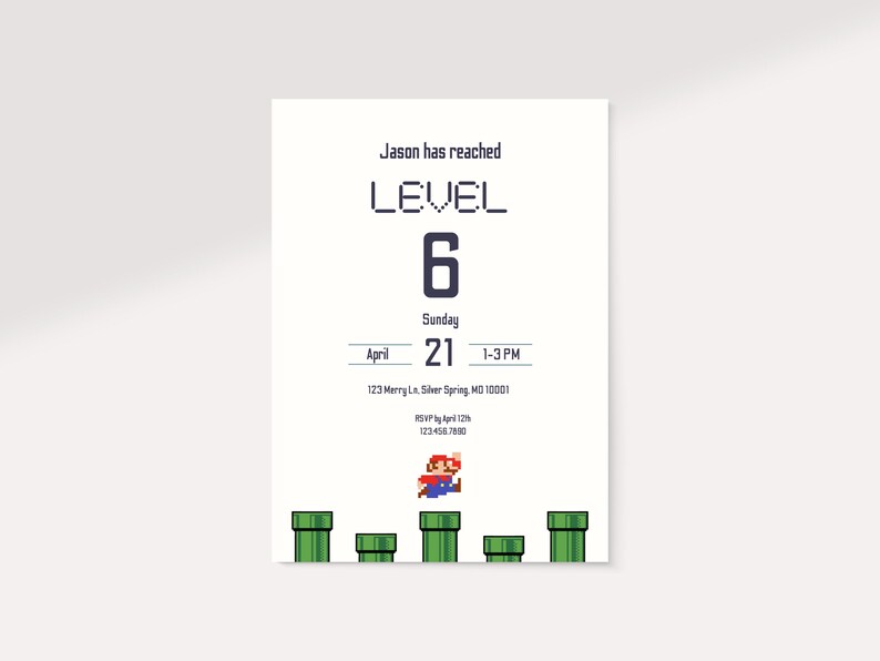 K&ouml;nnte beinhalten: Wei&szlig;e Einladungskarte mit pixeligem Design. Der Text lautet "Jason hat LEVEL 6 erreicht" mit Veranstaltungsdetails. Eine pixelige Figur springt &uuml;ber gr&uuml;ne Rohre am unteren Rand. Die Karte ist f&uuml;r eine Party zum 6. Level.