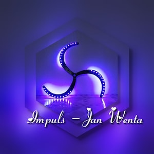 Pode incluir: Um design preto de três braços com luzes LED azuis, contra um fundo roxo gradiente. O texto "Impuls - Jan Wenta" está escrito em branco na parte inferior.