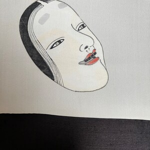 K&ouml;nnte beinhalten: Eine Schwarzwei&szlig;illustration einer japanischen Noh-Maske mit rotem Mund und wei&szlig;em Gesicht. Die Maske befindet sich auf einem wei&szlig;en Hintergrund.