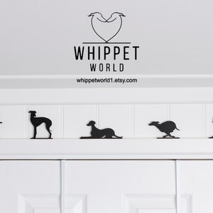 Pode incluir: Cinco silhuetas de c&atilde;es Whippet em metal preto em diferentes poses, montadas em uma parede branca. As silhuetas est&atilde;o dispostas em fila, com o logotipo do Whippet World acima delas. O logotipo apresenta dois Whippets formando uma forma de cora&ccedil;&atilde;o com o texto "Whippet World" e o site "whippetworld1.etsy.com".