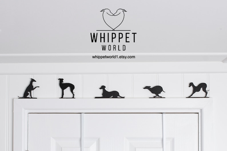 Pode incluir: Cinco silhuetas de c&atilde;es Whippet em metal preto em diferentes poses, montadas em uma parede branca. As silhuetas est&atilde;o dispostas em fila, com o logotipo do Whippet World acima delas. O logotipo apresenta dois Whippets formando uma forma de cora&ccedil;&atilde;o com o texto "Whippet World" e o site "whippetworld1.etsy.com".