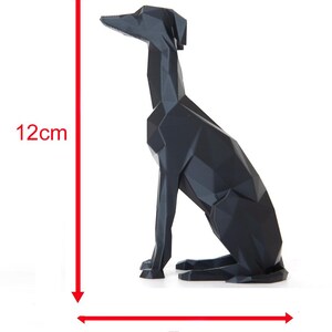 K&ouml;nnte beinhalten: Schwarze, geometrische Hundeskulptur, 12 cm hoch und 7 cm breit. Der Hund sitzt in einer aufrechten Position mit einem schlanken, kantigen Design. Geeignet als moderne Dekoration f&uuml;r Innenr&auml;ume.
