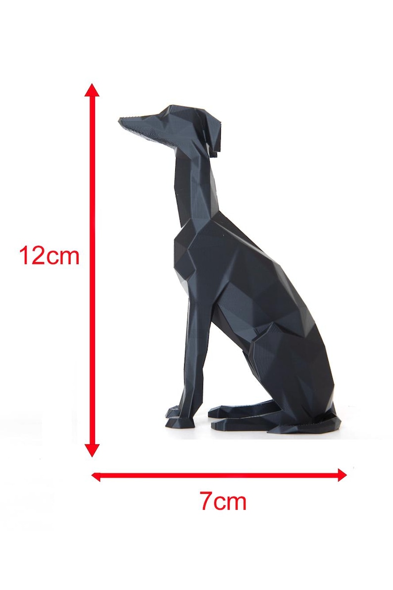 K&ouml;nnte beinhalten: Schwarze, geometrische Hundeskulptur, 12 cm hoch und 7 cm breit. Der Hund sitzt in einer aufrechten Position mit einem schlanken, kantigen Design. Geeignet als moderne Dekoration f&uuml;r Innenr&auml;ume.