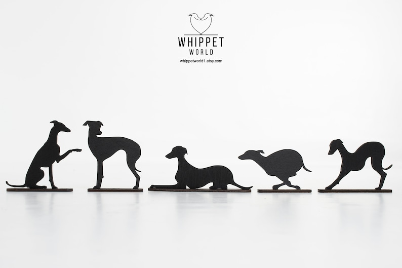 Pode incluir: Cinco figuras de silhueta preta de c&atilde;es Whippet em diferentes poses. As silhuetas est&atilde;o sobre um fundo branco. O texto "Whippet World" est&aacute; na parte superior da imagem.