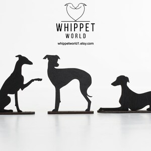 Pode incluir: Tr&ecirc;s figuras de silhueta de c&atilde;es Whippet de madeira preta em diferentes poses. Os c&atilde;es est&atilde;o em p&eacute; sobre um fundo branco. O texto "Whippet World" e "whippetworld1.etsy.com" &eacute; vis&iacute;vel na parte superior da imagem.