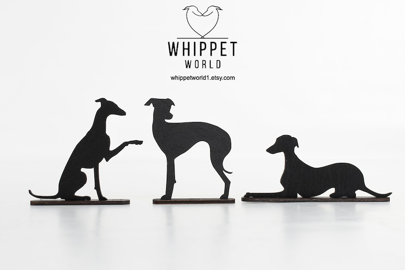 Pode incluir: Tr&ecirc;s figuras de silhueta de c&atilde;es Whippet de madeira preta em diferentes poses. Os c&atilde;es est&atilde;o em p&eacute; sobre um fundo branco. O texto "Whippet World" e "whippetworld1.etsy.com" &eacute; vis&iacute;vel na parte superior da imagem.