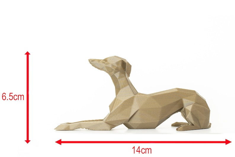 K&ouml;nnte beinhalten: Eine geometrische, hellbraune Hundeskulptur in liegender Pose. Die Skulptur ist 14 cm lang und 6,5 cm hoch. Die Form des Hundes besteht aus mehreren flachen Ebenen, was ihr ein modernes, eckiges Aussehen verleiht. Auf wei&szlig;em Hintergrund.