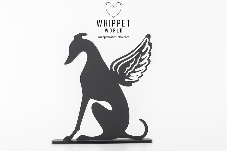 Op de afbeelding: Zwart metalen silhouet van een whippet-hond met engelen vleugels, zittend op een zwarte basis. De afbeelding bevat de tekst "WHIPPET WORLD" en het websiteadres whippetworld1.etsy.com.