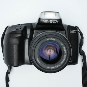 Minolta Dynax 300si – Versatile 35mm Film Camera for All Photography Levels