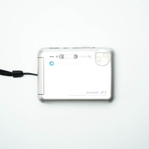 Konica Minolta DiMAGE X1 | Fotocamera digitale da 8 MP del 2005 con dock originale, stile retrò argento | Regalo perfetto per gli amanti della nostalgia