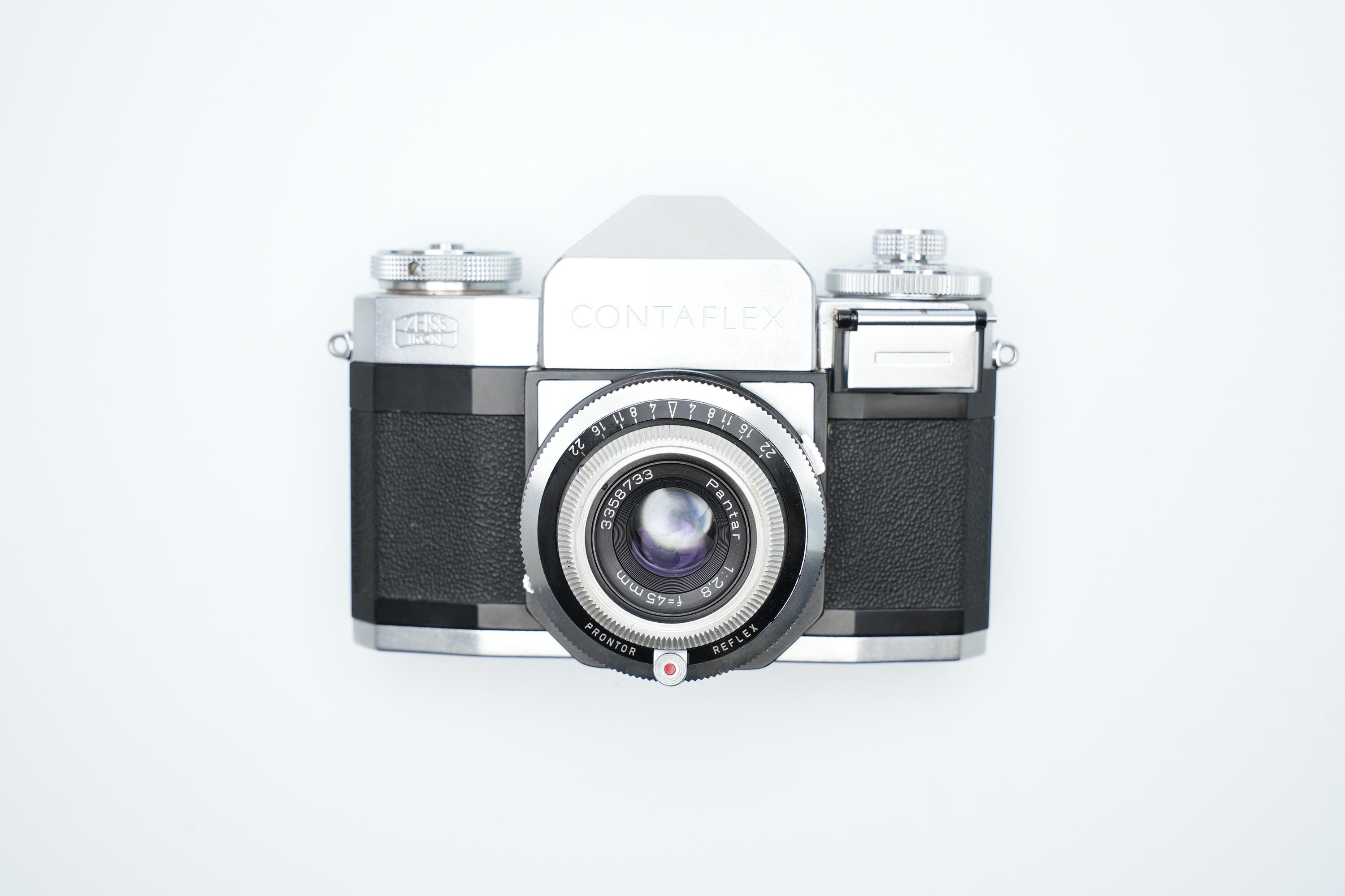 Appareil photographique Reflex Ikoflex de Zeiss Ikon avec sa sacoche
