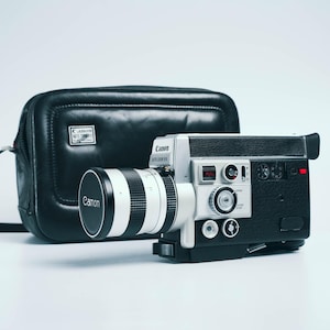 Canon Auto Zoom 814 elettronico | 7,5–60 mm f/1,4 – Super 8 potente con obiettivo luminoso e custodia in pelle originale