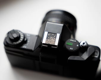 Personalized Hot Shoe Cover – &quot;The Japanese Wave&quot; – Custom Engraved Design for Camera Enthusiasts