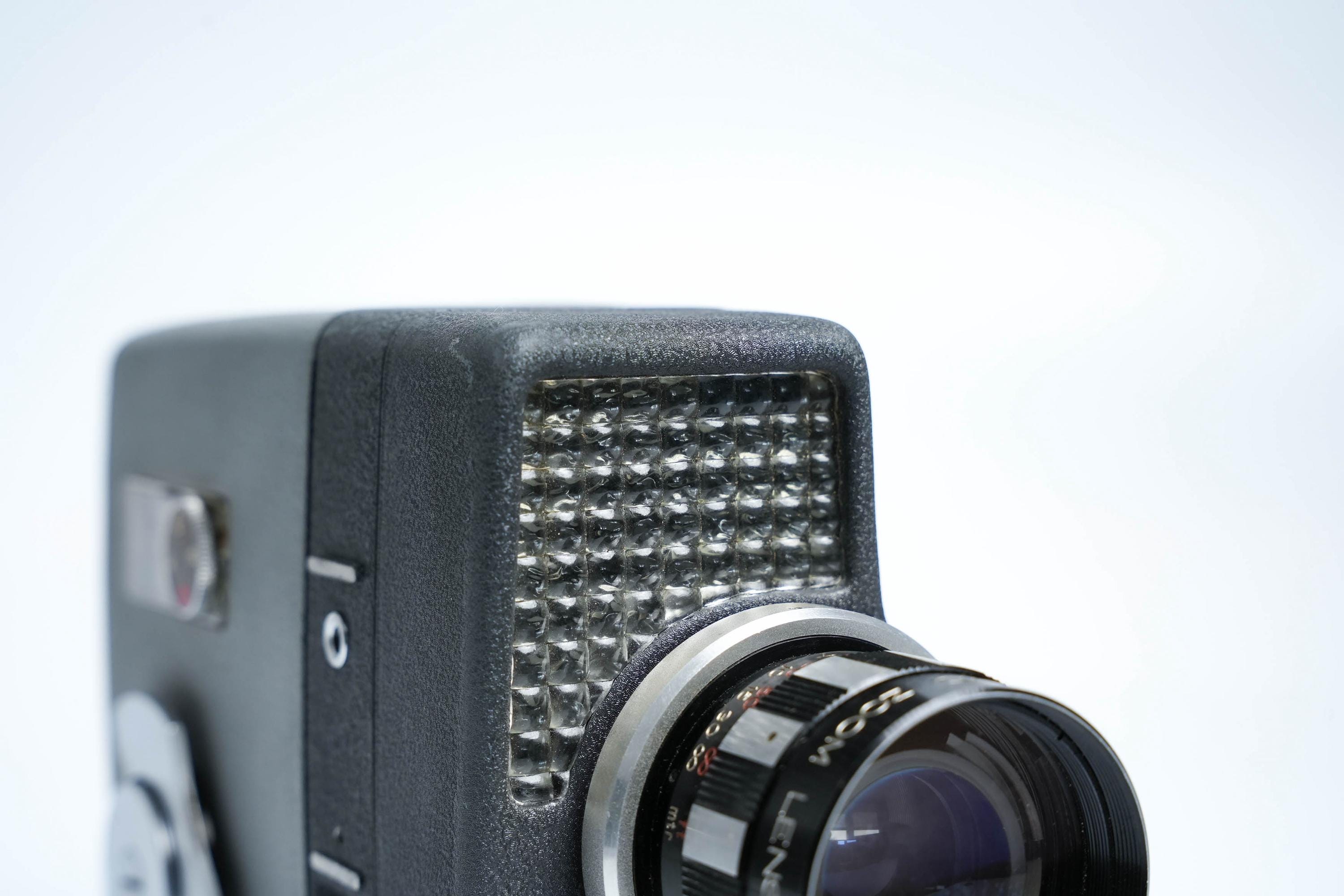 Elmo 8-S Zoom Auto-eye – Mechanical Precision With Auto Exposure