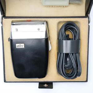 Vintage Braun Electric Shaver – Mid-Century Modern Design