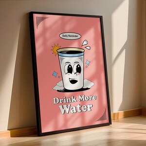 Poster "Bevi più acqua", illustrazione retrò di un bicchiere in stile cartoon | Stampa benessere rosa, tipografia umoristica | Decorazione murale con promemoria per l'idratazione