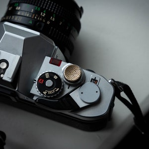 Afwerking van messing ontspanknop met patroon erop gelazerd.