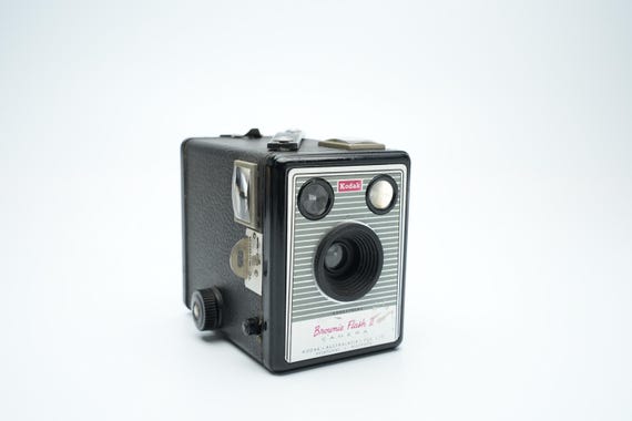 キャノン　フィルムカメラ２台、75-300ミリレンズ、ストロボ、バック一式 Kodak Brownie Flash II Box Camera - Iconic 1960s Collectible for