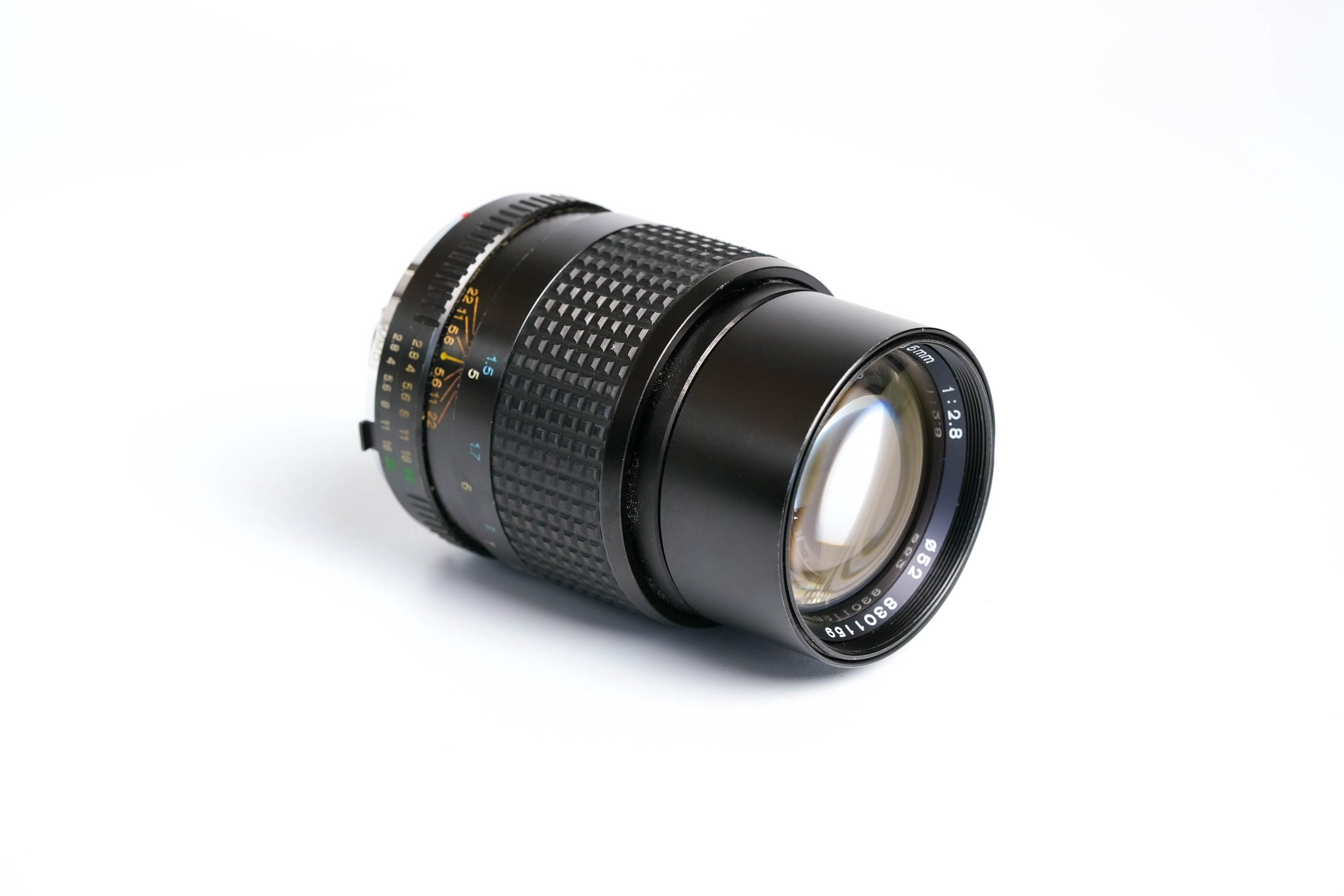 EOS M5＋LENS 2本＋スピードライトなど EOS R5 Mark II」と「Z 8」の外観やスペックの違い - とるなら