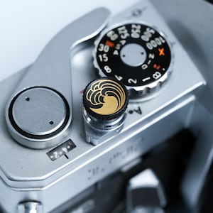 Japanese Wave Shutter Release Button – Black/Gold for Leica, Fujifilm, Olympus and More