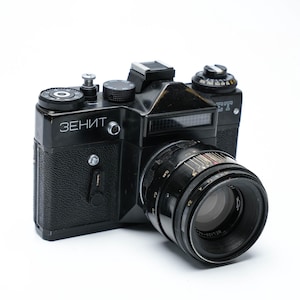 Zenit ET 35mm SLR Camera with Helios 44-2 58mm f/2 Lens – USSR 1980s, Manual & Fully Working (Meter Non-Functional)