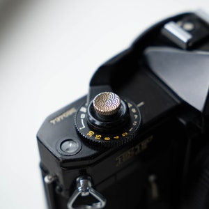 Patroon detail van messing ontspanknop.