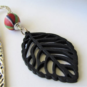 Marcador de cuentas plateadas, hoja grande de madera negra y cuentas de vidrio multicolor, marcador de gancho de pastor largo, marcador de hoja negra grande