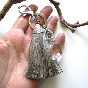 Adorno para bolso, llavero, borla gris grande, colgante de corazón transparente, adorno para bolso plateado, regalo para ella