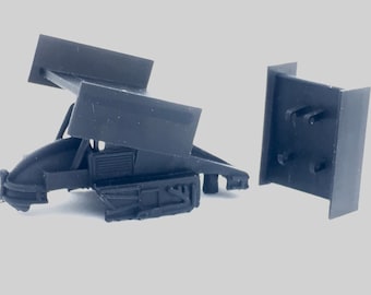 Pode incluir: Uma asa traseira de carro modelo de plástico preto com um suporte de montagem de plástico preto separado. A asa tem um design curvo e uma superfície plana. O suporte tem três furos para montagem.