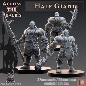 Op de afbeelding: Een 3D-geprint miniatuur van een halfreus-krijger, staande op een 50 mm basis. De figuur draagt ​​een harnas en zwaait met een gepunte knots en een speer. De miniatuur is vooraf ondersteund en wordt geleverd in schaal 32 mm. De tekst "Across the Realms" en "Half Giant" is zichtbaar in de afbeelding.